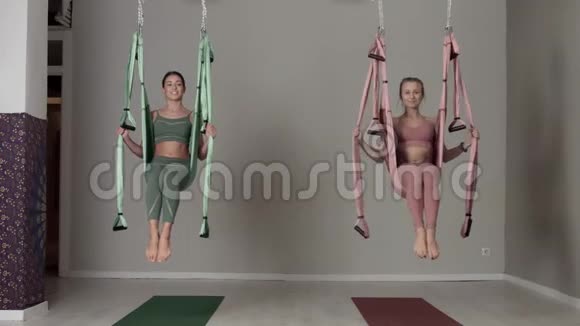两名空中瑜伽老师在课堂上制作空中瑜伽元素视频的预览图