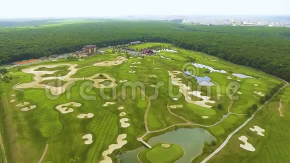 豪华体育俱乐部高尔夫球场和池塘的空中活动视频的预览图