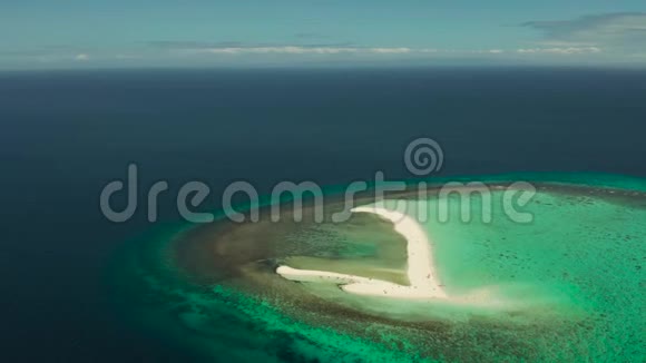 带沙滩的热带岛屿菲律宾Camiguin视频的预览图