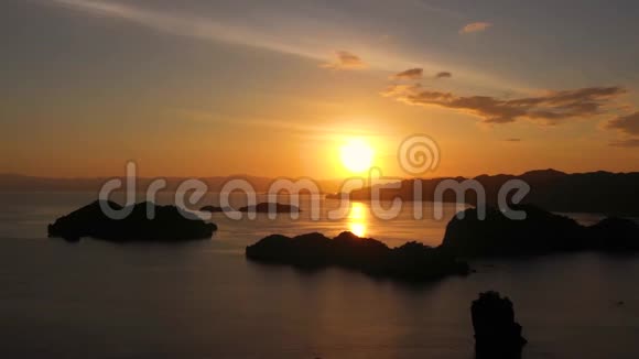 在热带地区的海面上日出太阳从海洋升起菲律宾视频的预览图