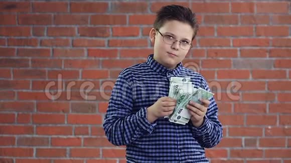 一个手里拿着一大笔钱的男孩视频的预览图