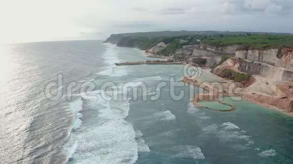 飞越美丽的海浪在陡峭的海滩上翻滚视频的预览图