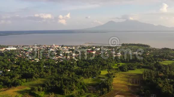 远处的一个小镇和一座火山索索贡市卢松菲律宾暑假和旅游假期视频的预览图