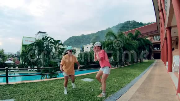 热带酒店和两位女士在跳舞时玩得开心视频的预览图