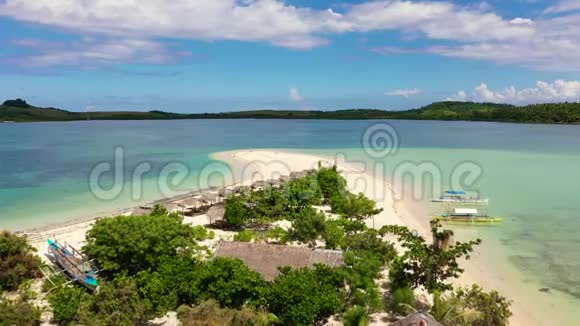 科蒂瓦斯岛小屋热带岛屿有棕榈树和白色沙滩巴拿马群岛菲律宾视频的预览图