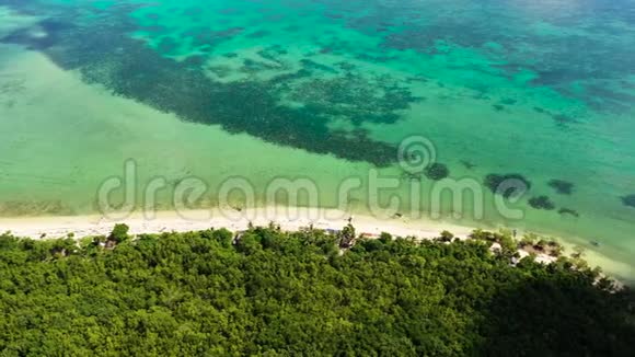 有珊瑚礁和白色沙滩的泻湖空中无人机巴拿马群岛菲律宾视频的预览图