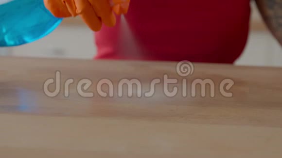客房服务员用洗涤剂清洗桌子视频的预览图