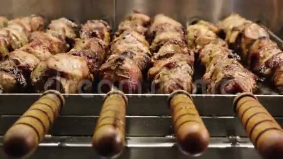 用木柄在串上烹饪美味的肉串吃街饭的烤的食物串的自动旋转BBQ视频的预览图