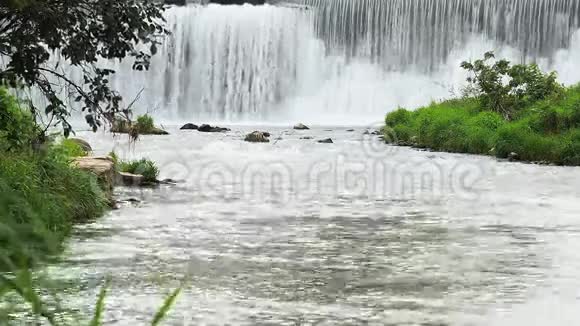 明尼苏达拉尼斯博罗根河上的堰状瀑布放大视频的预览图