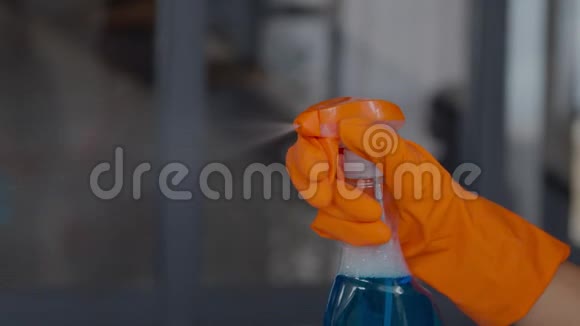 女性手持橡胶手套手持喷雾洗涤剂视频的预览图