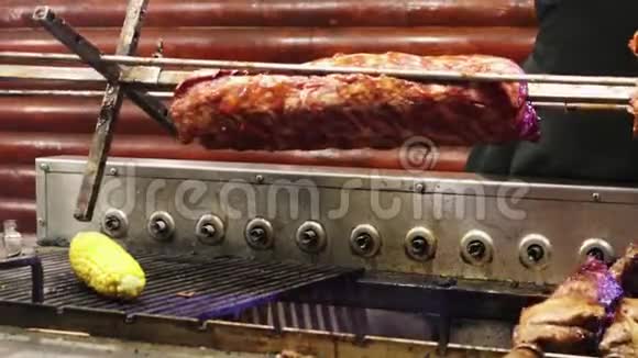 排骨的肉在餐厅的烤架上旋转一个戴着手套的厨师正在准备一份新的烤的食物视频的预览图