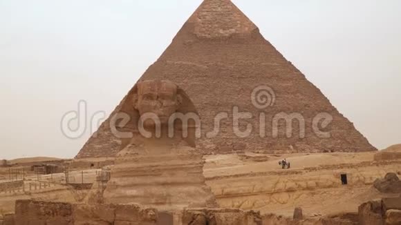 哈弗金字塔背景下的狮身人面像视频的预览图