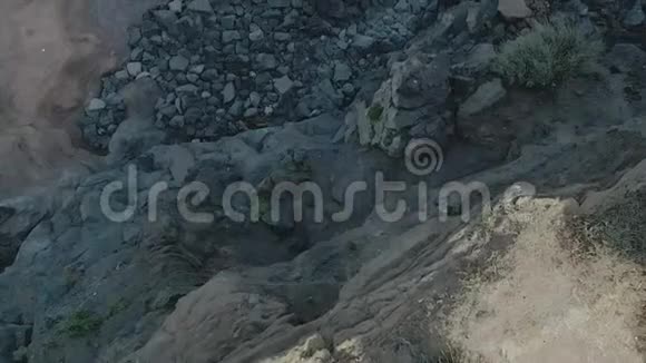 一个有着清澈大海的岩石火山海岸的高空拍摄视频的预览图