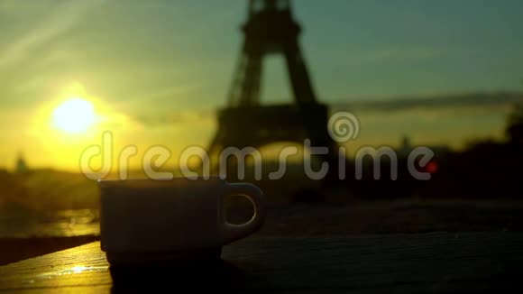 埃菲尔铁塔背景下的早晨咖啡杯视频的预览图