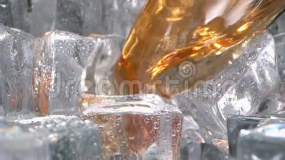 喝威士忌是在高速的玻璃里面浇冰视频的预览图