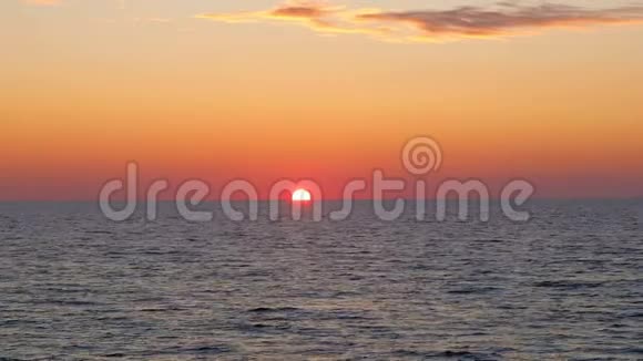 令人鼓舞的红色日落天空海浪飞溅太阳下山意大利视频的预览图