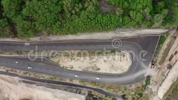 蛇形高速公路上的运动与驾驶汽车视频的预览图