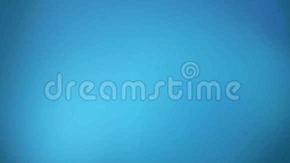 桃片在蓝色背景上飞起来视频的预览图