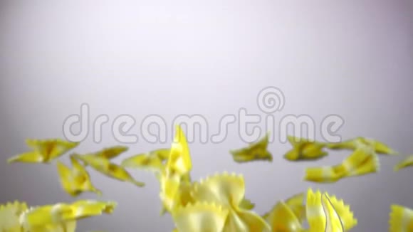 白色背景的黄色条纹意大利面视频的预览图