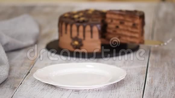 一层巧克力蛋糕和李子和朗姆酒视频的预览图
