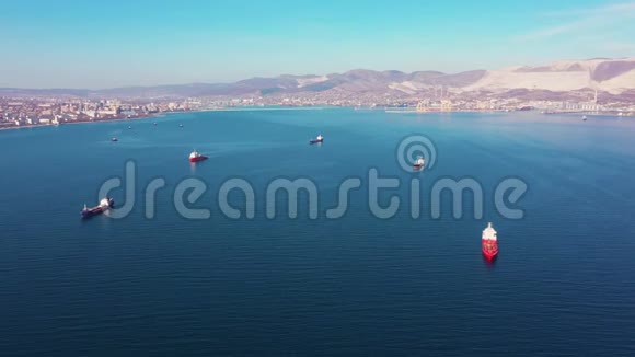 在公海上靠海岸航行的货船上空飞行视频的预览图