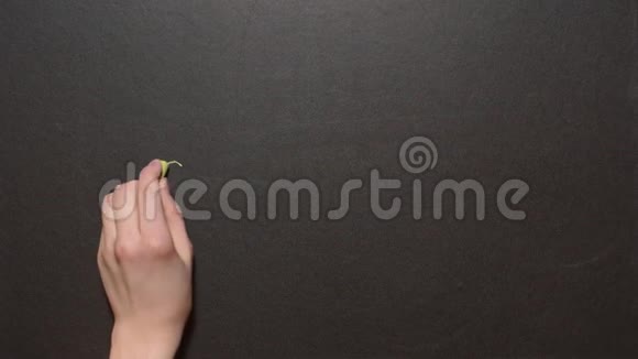 戒烟一只手用浅绿色粉笔在黑板上写字视频的预览图