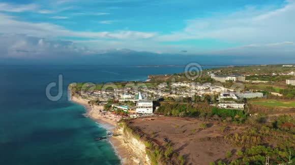Flycam电影度假村位于热带岛屿海岸视频的预览图