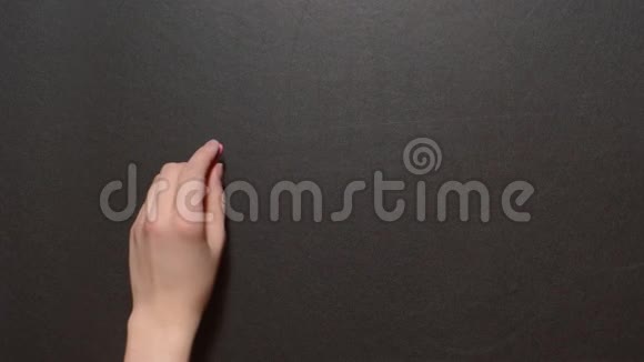 别惊慌一只左手用红色粉笔在黑板上写字视频的预览图
