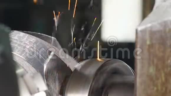 工业生产锁匠产业理念砂轮上的火花石油和天然气工业金属研磨视频的预览图