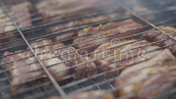特写中稀排骨开烧烤架烤肉在烧烤网格食物野餐烹饪视频的预览图