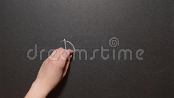 别担心快乐一只手用粉笔在黑板上写字视频的预览图
