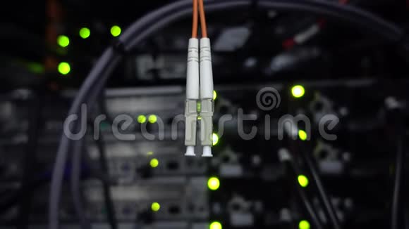 光缆挂在服务器机架上闪光背景视频的预览图
