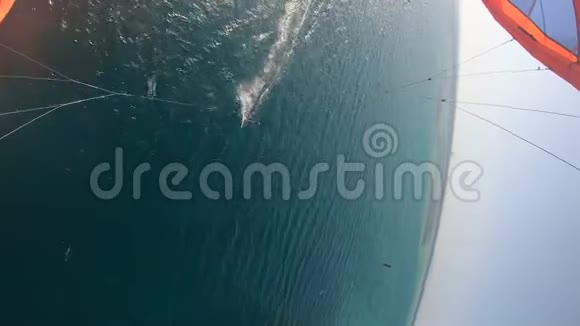 从风筝上看到一个冲浪者一个人正在滑过一个巨大的石油钻井平台视频的预览图