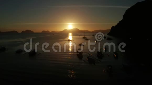 日落于大海和岛屿菲律宾巴拉望视频的预览图