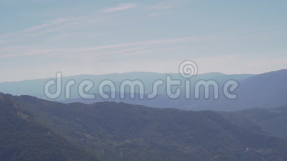 黑山河谷山峰背景全景视频的预览图