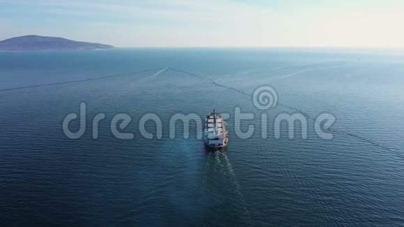 一艘长长的白色货船驶向无边无际的大海视频的预览图