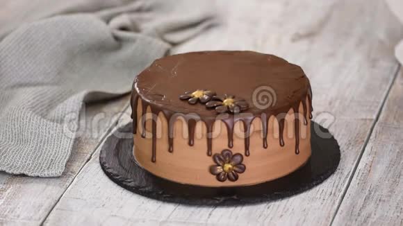 甜点面包师用巧克力花装饰美丽的奶油蛋糕视频的预览图