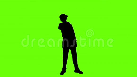 一个人在绿色的背景上跳舞唱歌剪影视频的预览图