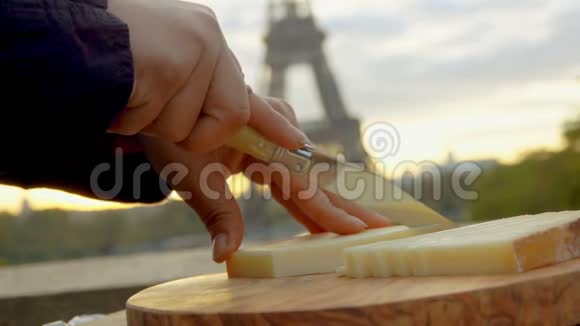 埃菲尔铁塔背景的山羊奶酪手工切片视频的预览图