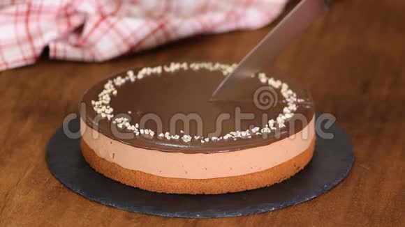 糖果手用刀切巧克力慕斯蛋糕视频的预览图