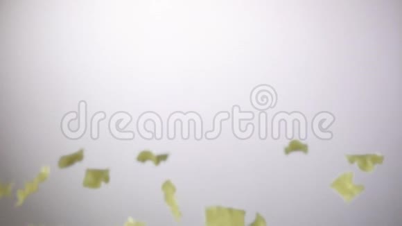 帕斯塔马法尔德科尔特在白色背景上飞行视频的预览图