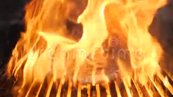 在餐厅的厨房里为汉堡包或汉堡煮肉时火焰会缓慢燃烧好吃的肉视频的预览图