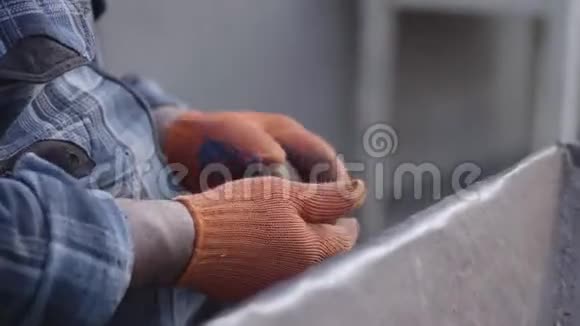极端近距离的男性白种人手在工作手套分类马铃薯老农人在收割蔬菜视频的预览图