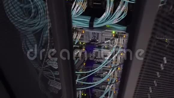 数据中心的机架式服务器硬件开门服务器机架视频的预览图