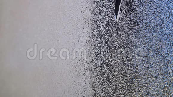 有水滴落下的窗户的扭曲玻璃选择性聚焦视频的预览图