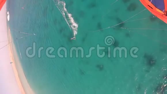 一名男子在海上赤鸢高角度拍摄从风筝上观看4k视频的预览图