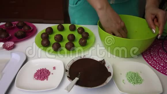 女人用手滚动饼干团质量是棕色的由饼干和可可面包屑制成加上视频的预览图