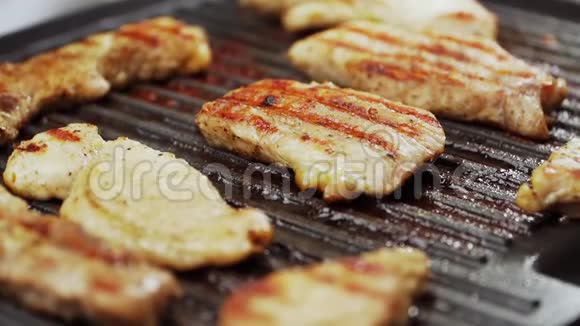 准备好的烤肉是电烤架上的肉牛排猪肉和牛肉慢动作特写镜头Stealam射击视频的预览图