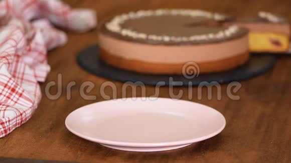 一块巧克力樱桃慕斯蛋糕放在粉红色的盘子里视频的预览图