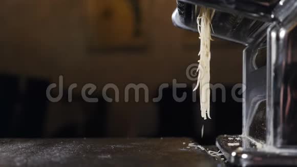 慢动作的食物视频在手面机上做面条意大利面刚出炉的意大利面视频的预览图